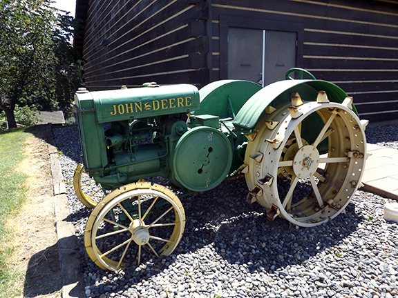 Fort-Walla-Walla-Museum-tractor