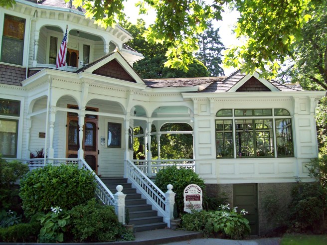 Deepwood-House-entrance-and-solarium-Salem-Oregon